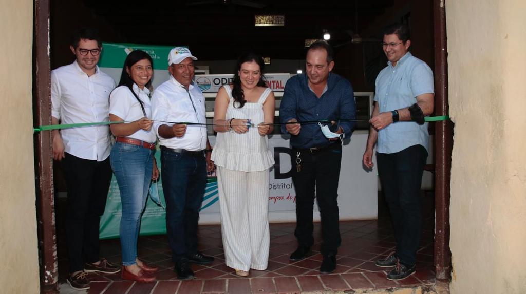 Ex directora de la ant, alcaldes de departamentos de Bolívar y Magdalena, cortando liston de apertura de punto de atención