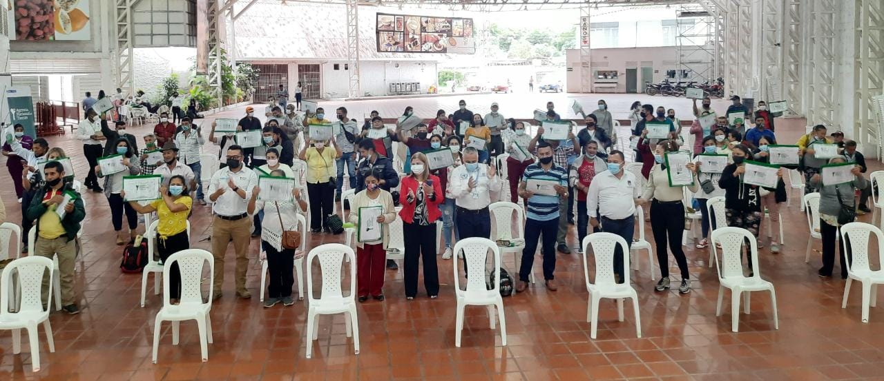 Grupo de personas del Huila mostrando que se beneficiaron con los titulos de propiedad rural