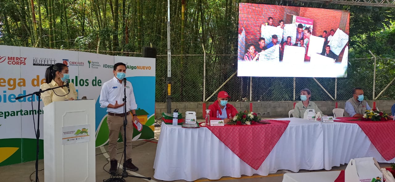 Funcionario de la ANT hablando en conferencia, para la formalizació de titulos en el Cauca