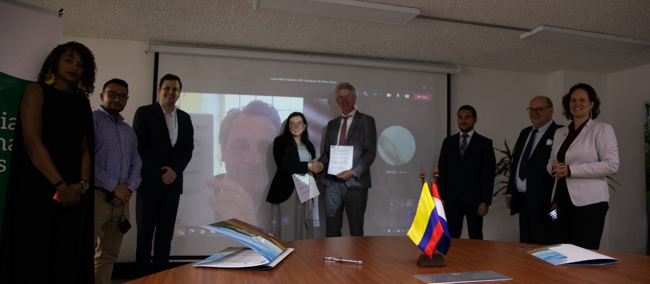 Funcionarios de la ANT y representantes de la embajada del reino de países bajos, mostrando memorando de entendimiento en materia de desarrollo rural