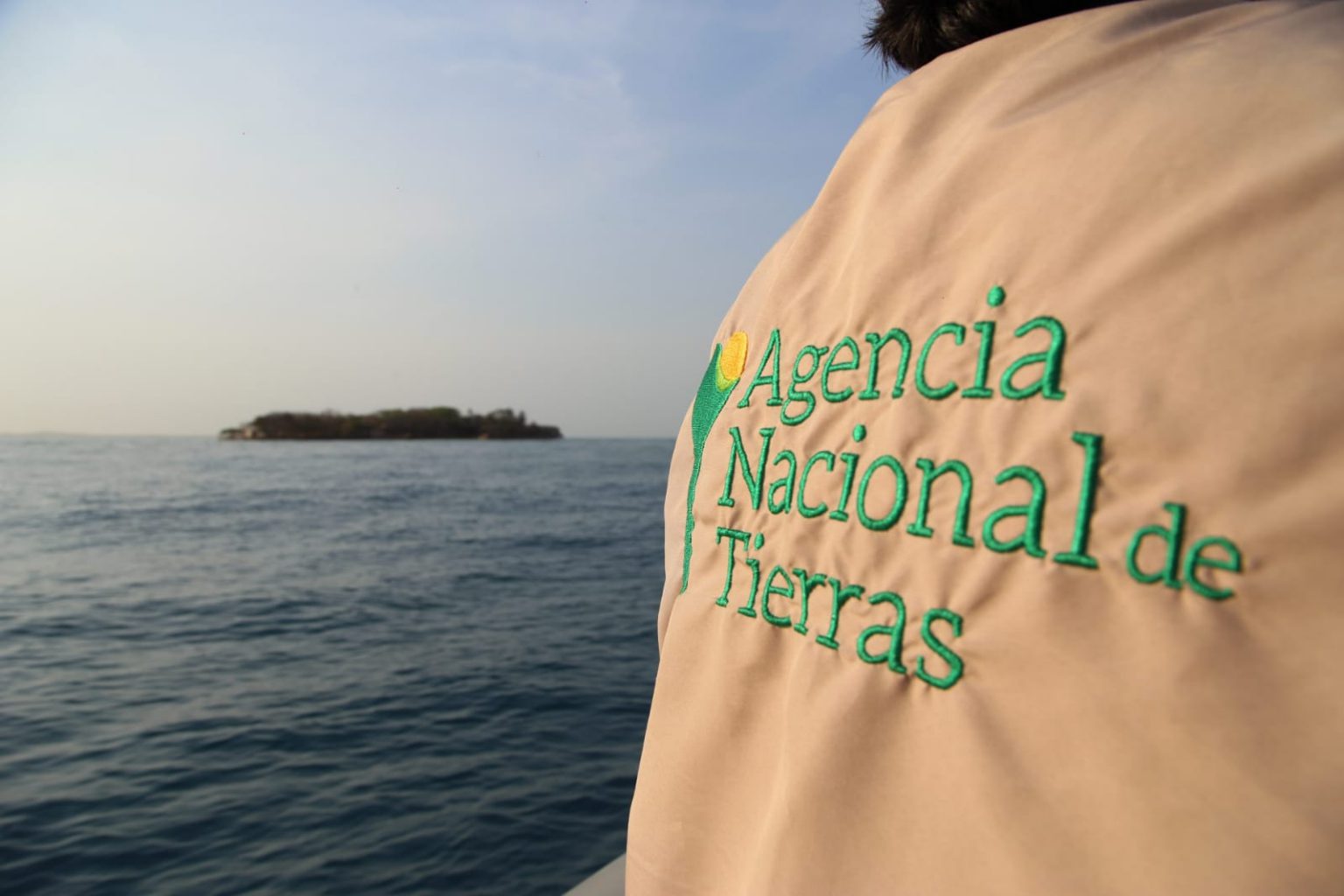 Uniforme con el logo de la ANT y de fondo el mar.