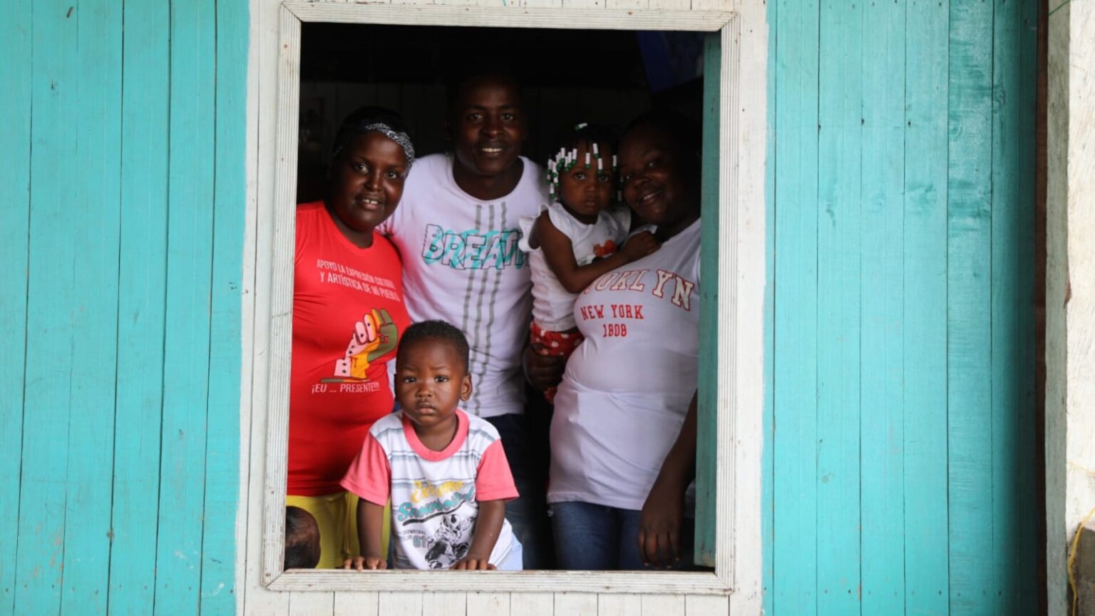 Fotografía de una familia afrocolombiana.