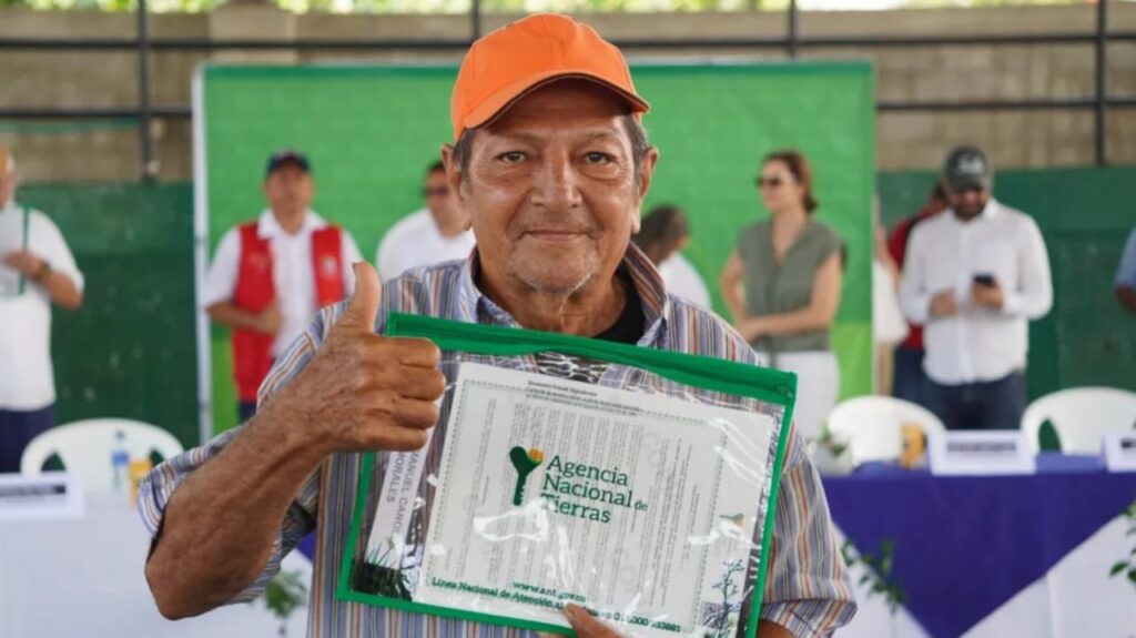 Señor campesino beneficiado recibiendo su título en Cáceres, Bajo Cauca.