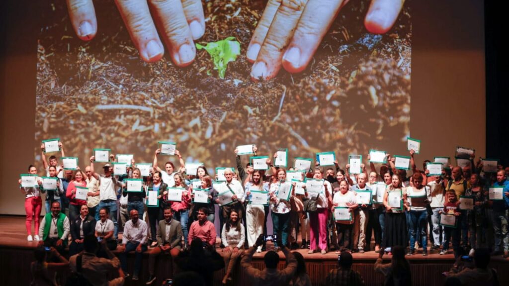 Fotografía de las personas beneficiadas en la reunión en Manizales.
