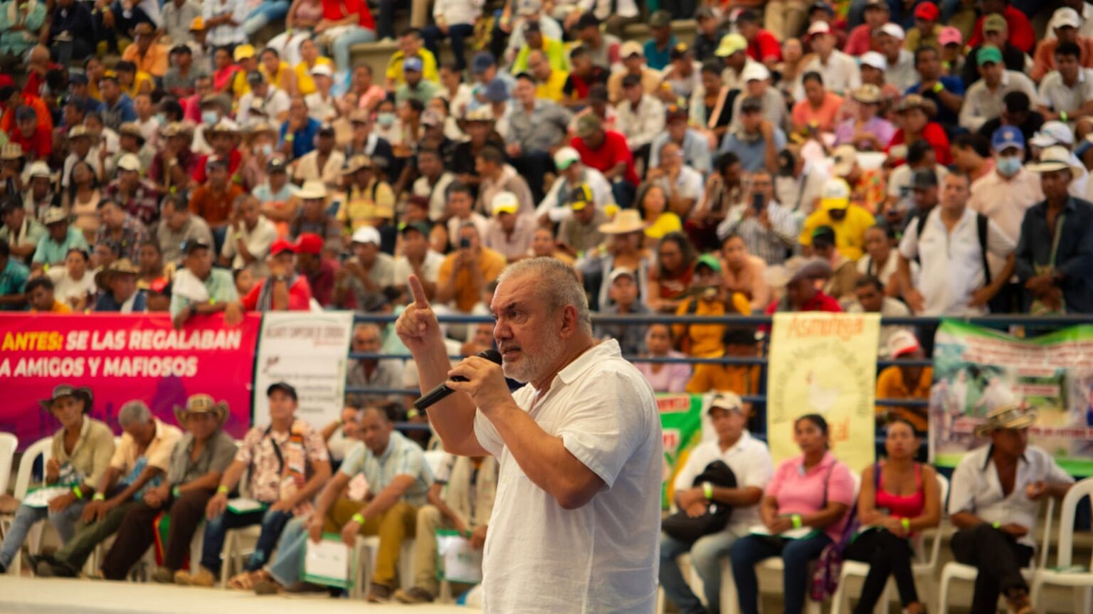 Gerardo Vega director general de la Agencia Nacional de Tierras hablando en la asamblea.