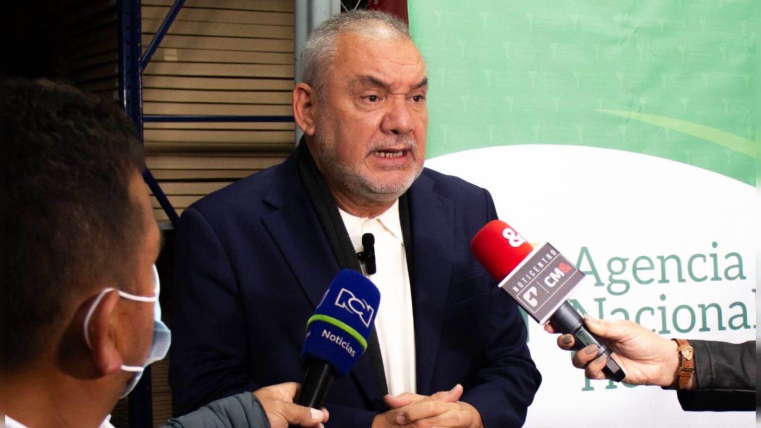 Director general de la ANT Gerardo Vega siendo entrevistado por medios de comunicaciión.