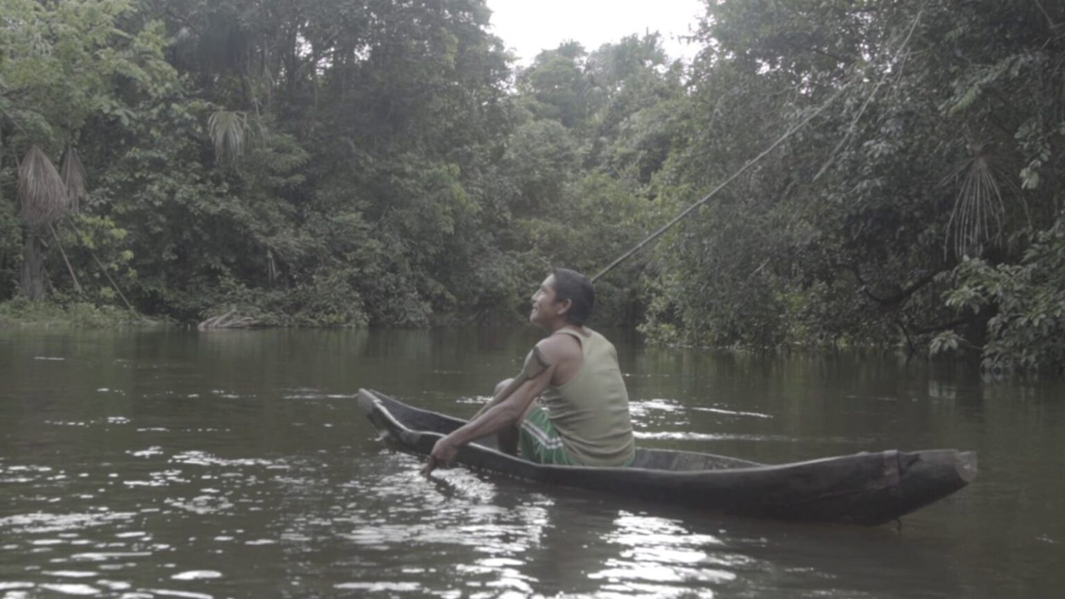 Hombre navegando en el río Amazonas.