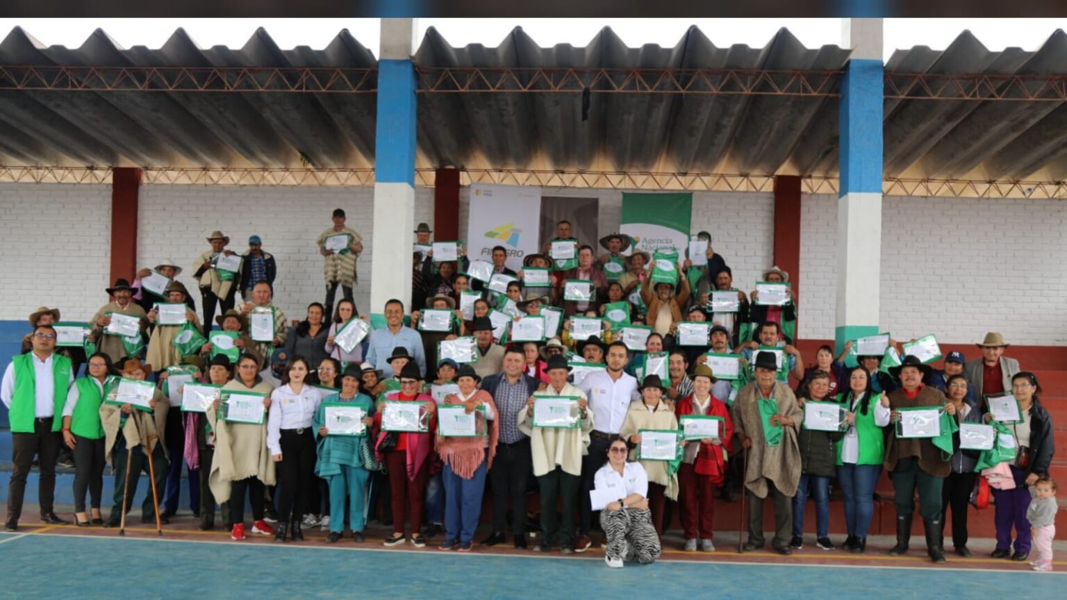 Familias campesinas sosteniendo sus títulos.