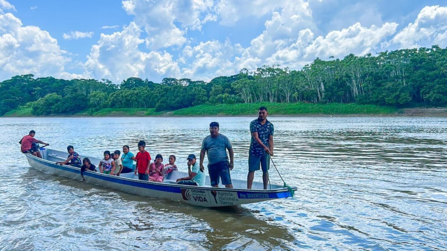 Pescadores y su familia en una lancha en un río.