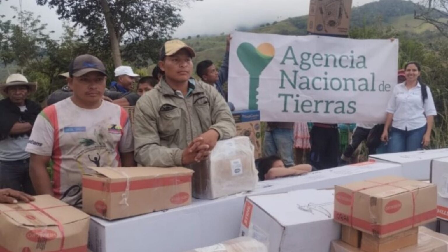 Personas del Resguardo Dai Umadamia recibiendo insumos agrícolas
