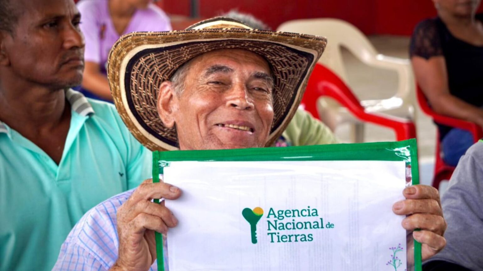 Señor campesino sonriendo recibiendo su título.
