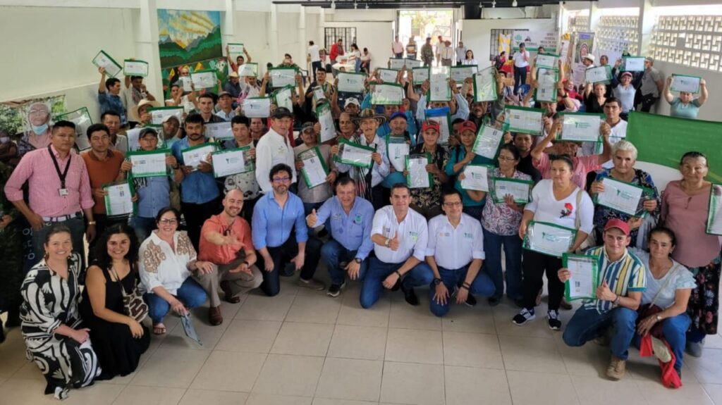 Campesinos de Ataco-Tolima celebran entrega de títulos.