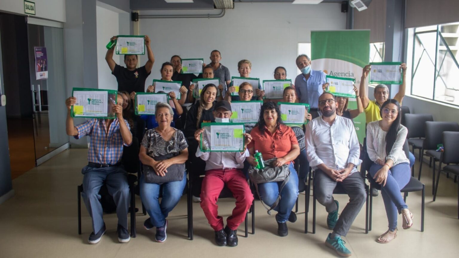 Familias cafeteras de Risaralda celebrando la entrega de sus títulos.