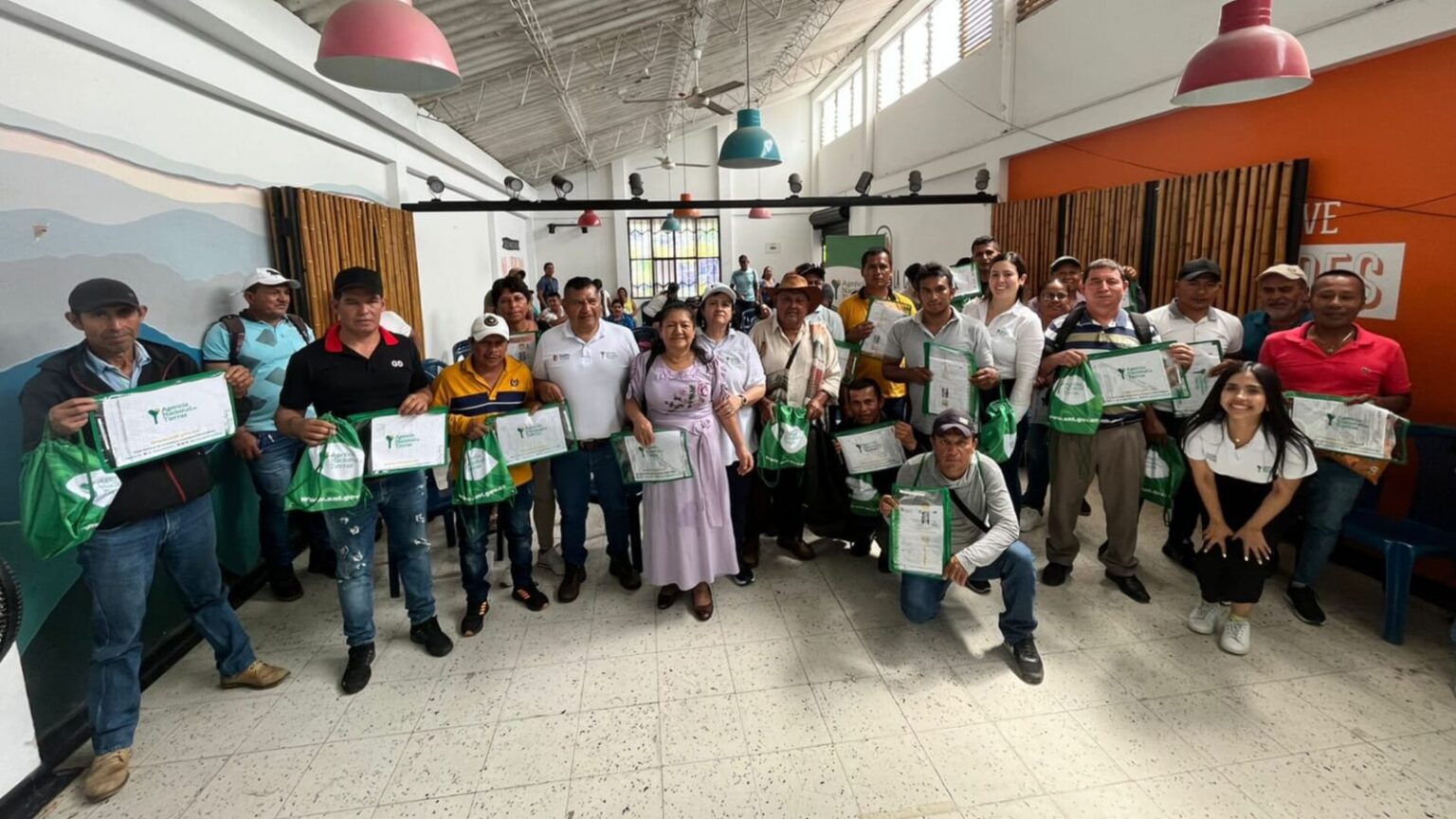 Familias campesinas recibiendo sus títulos de propiedad rural en Putumayo