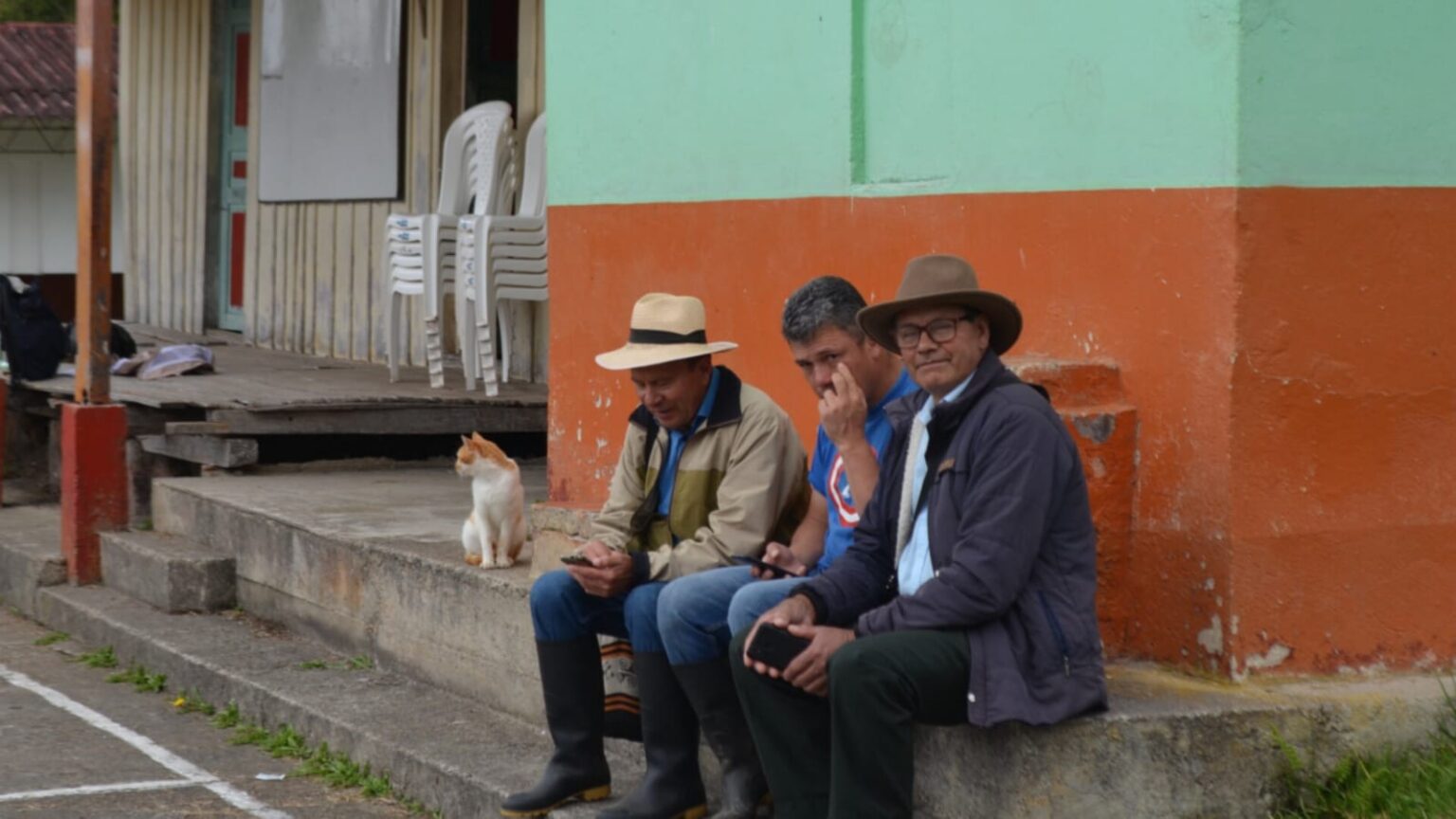 Tres hombres sentados en algún lugar de Venecia en Cundinamarca