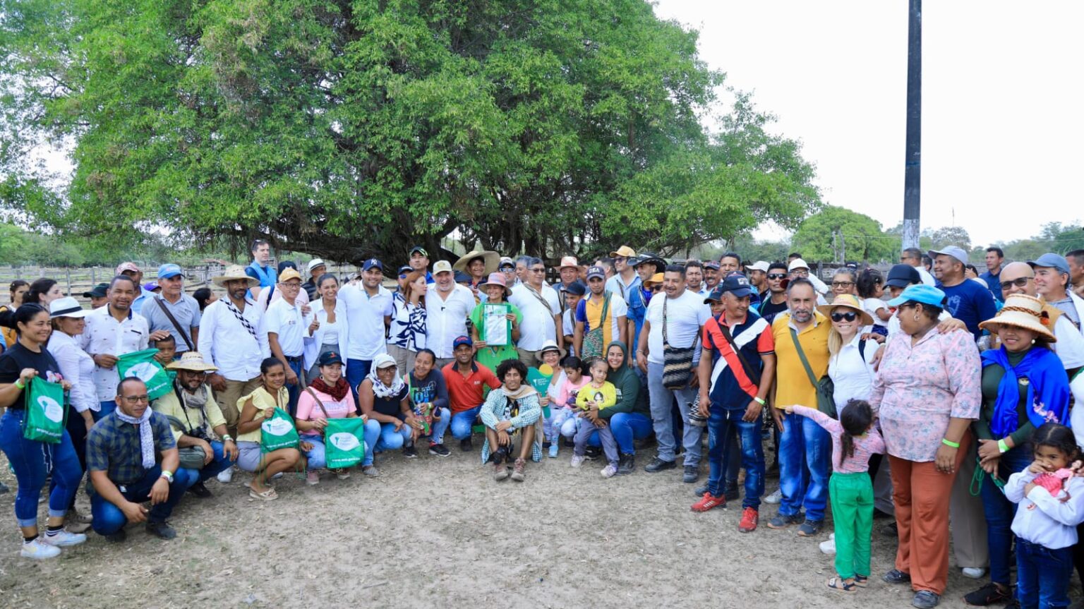 Firmantes de paz recibiendo un predio para producción agrícola en el Cesar