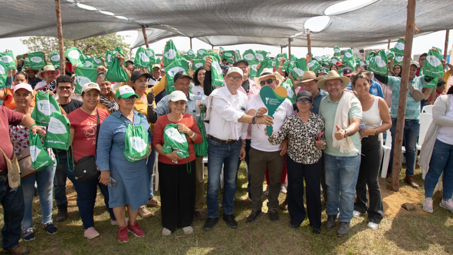 Campesinos del Meta recibiendo sus hectáreas.