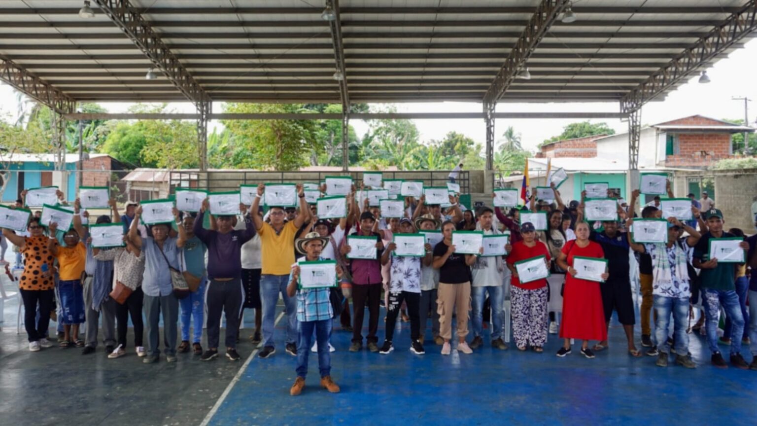Familias campesinas en Cáceres recibiendo sus títulos.