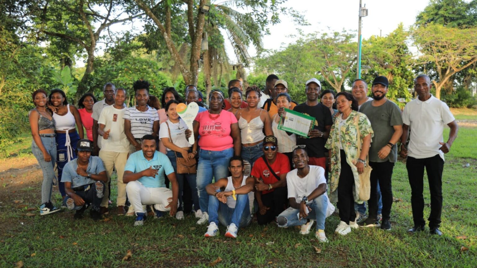 Familias de El Tambo y Timbiquí recibiendo sus títulos.