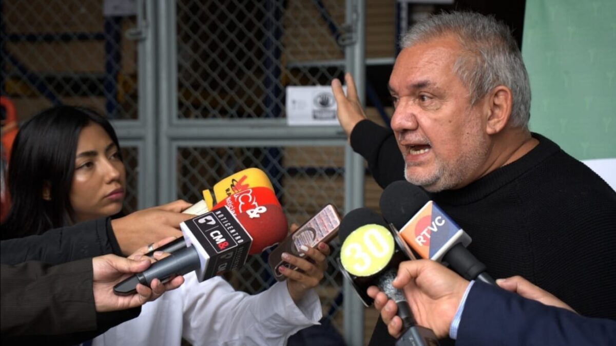 Gerardo Vega siendo entrevistado por medios de comunicación.