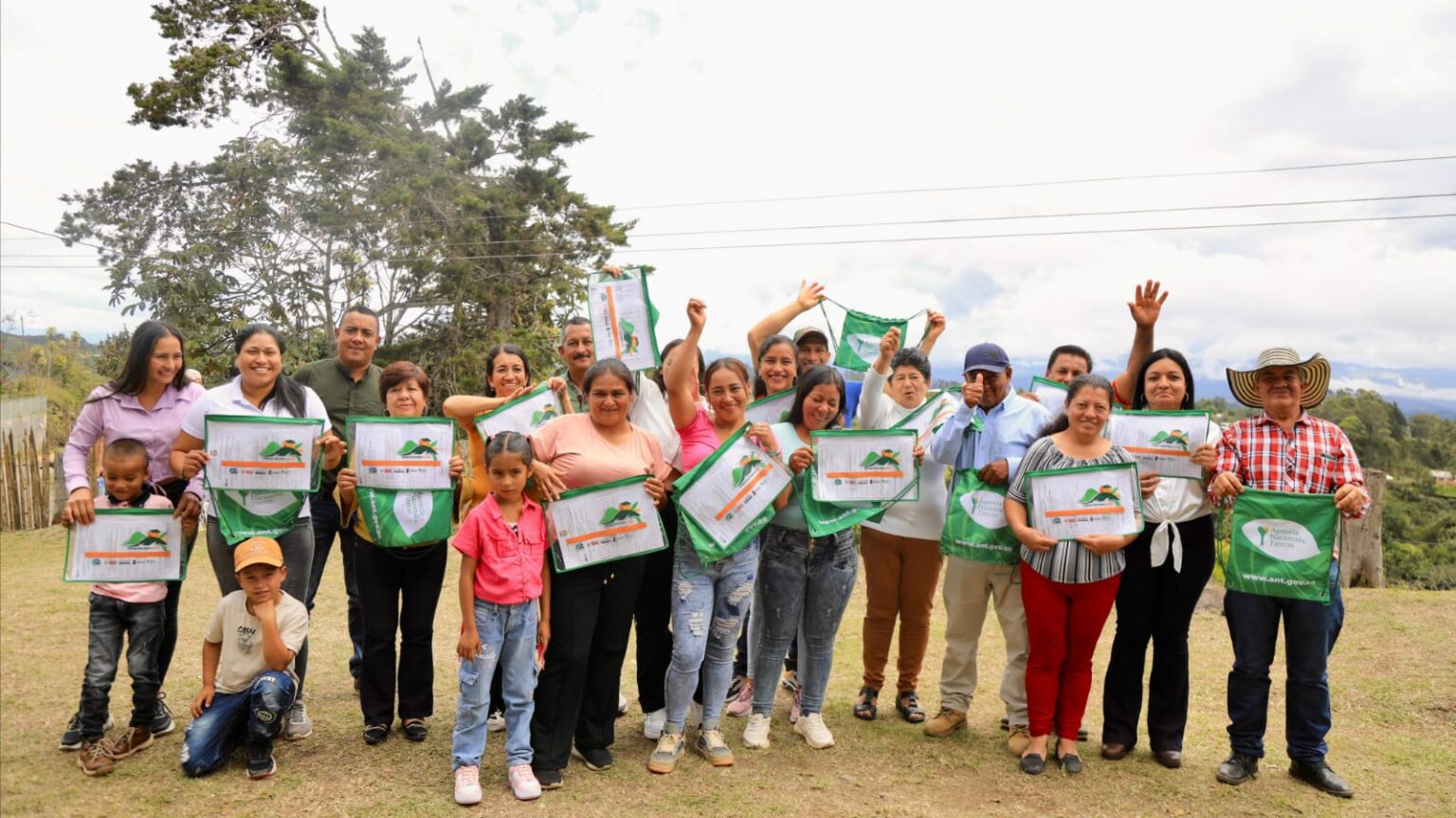 Familias campesinas del Cauca recibiendo  los títulos de propiedad de sus tierras.