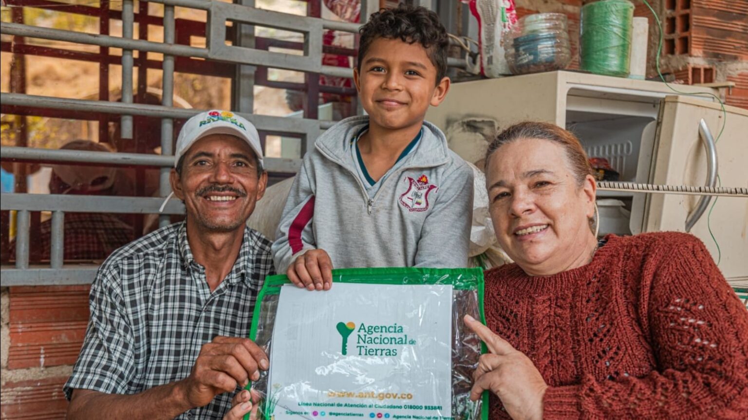 Familia campesina con el título de su predio, entregado por la ANT en San Vicente del Caguán