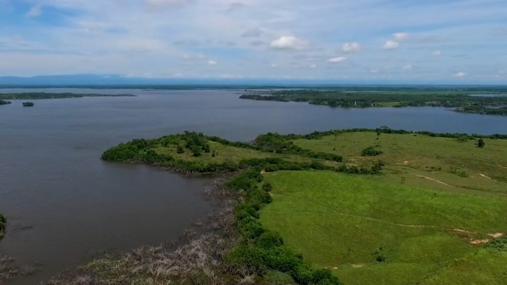 Vista desde arriba de un lago y pasto verde en Santander.