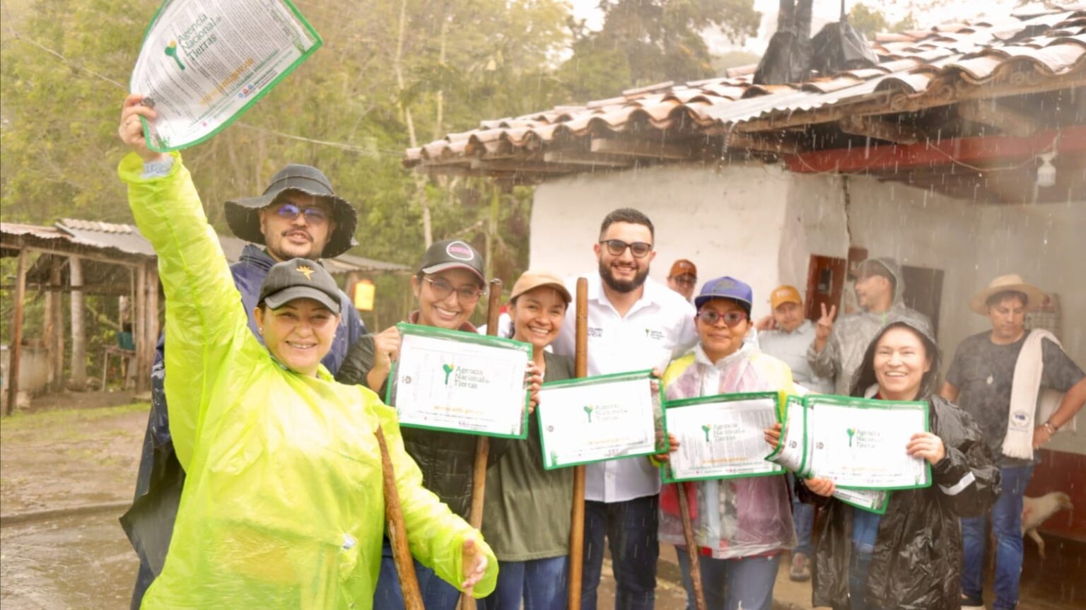 Personas sonriendo después de recibir sus títulos.