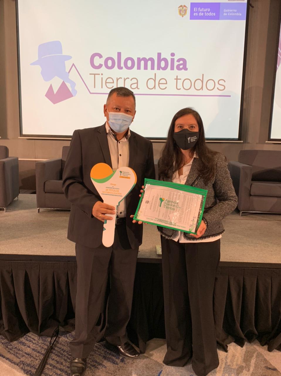 Ex directora Myriam Carolina Martínez entregando titulos de propiedas al alcalde de Ataco