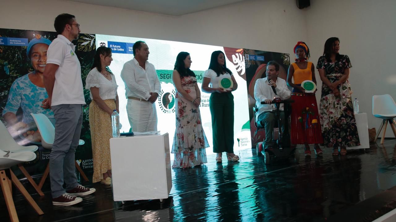 Grupo de personas de la ant y ganadoras en la entrega de la segunda versión del Premio Nacional ‘Mujer Transformadora de la Colombia Rural’