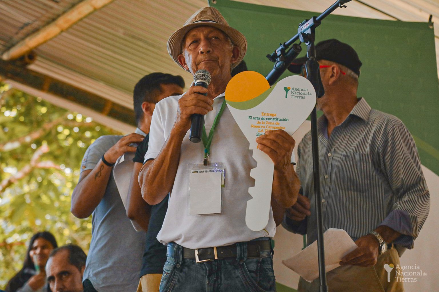 Campesino dando unas palabras en la entrega del acta de constitución de la Zona de Reserva Campesina La Tuna