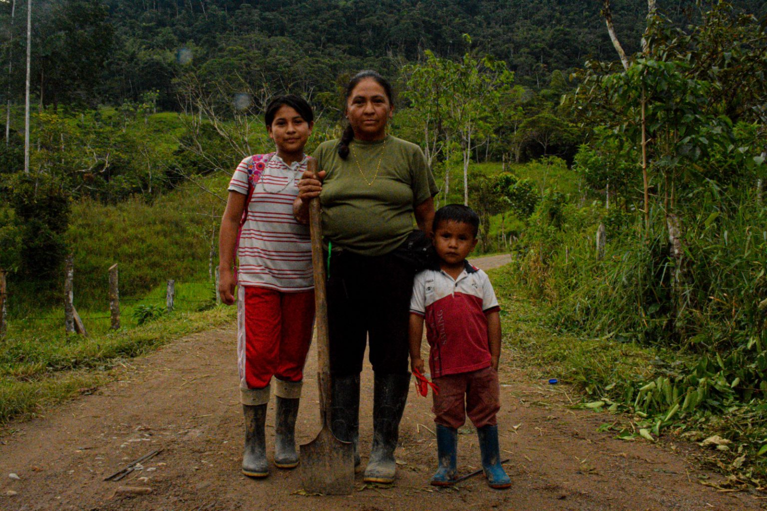 Mujer campesina y sus dos hijos.