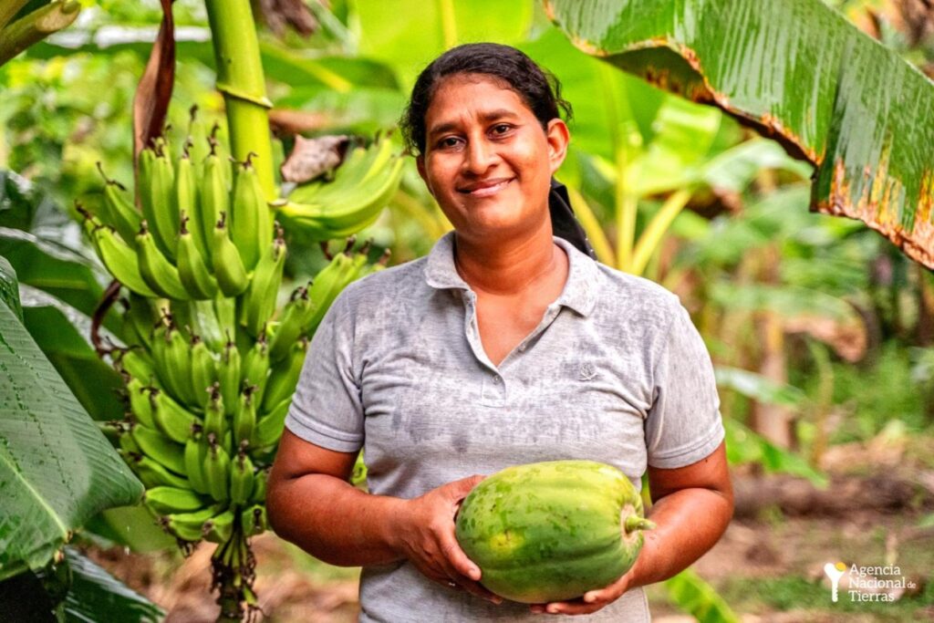 Campesina recolectando verduras