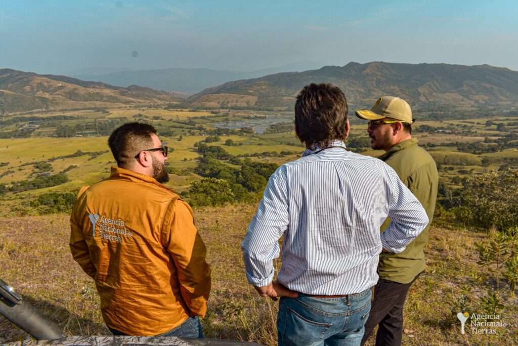 Director de la ant junto a coordinador regional de la agencia en el Huila observando terrenos del proyecto hidroelectrico el Quimbo