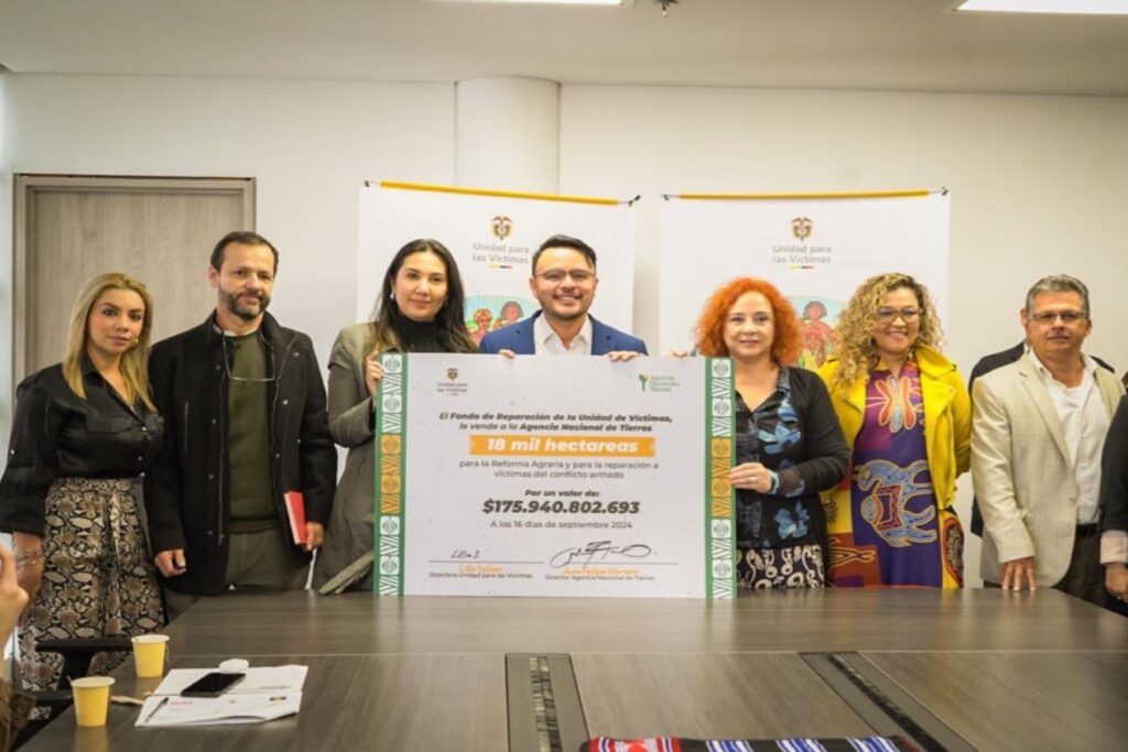 Director de la ANT junto a funcionarios de la unidad de victimas haciendo entrega de tierras.
