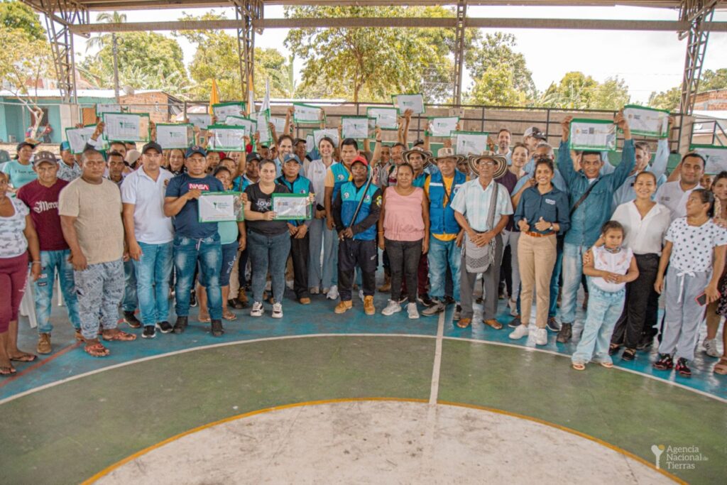 Familias campesinas de Caceres - Antioquia recibiendo 95 títulos de tierras por parte de la ant