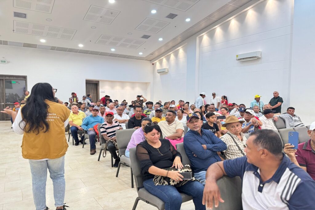 Funcionaria de la ANT junto a organizaciones campesinas