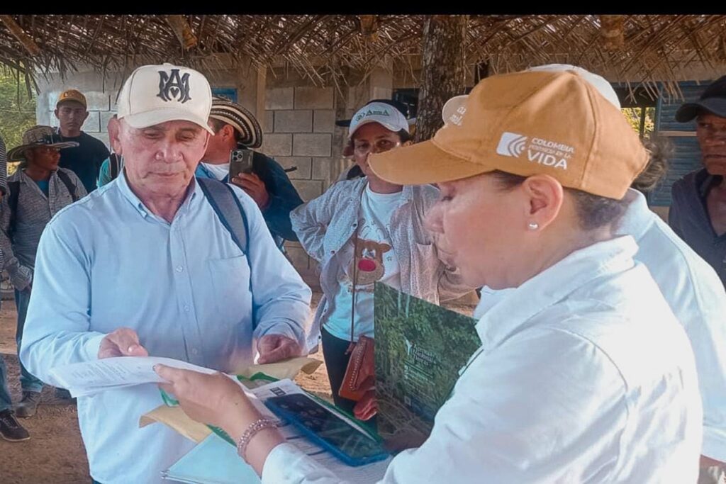 Funcionario de la ANT junto a campesinos de Buenavista en Córdoba