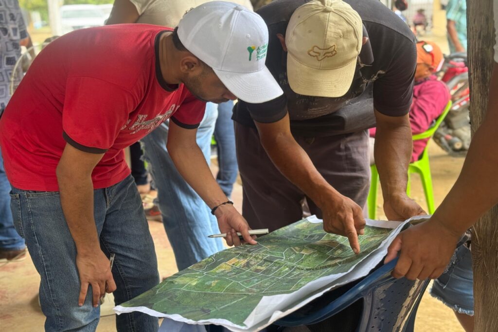 Funcionario de ANT durante caracterización de parceleros de Tamalameque
