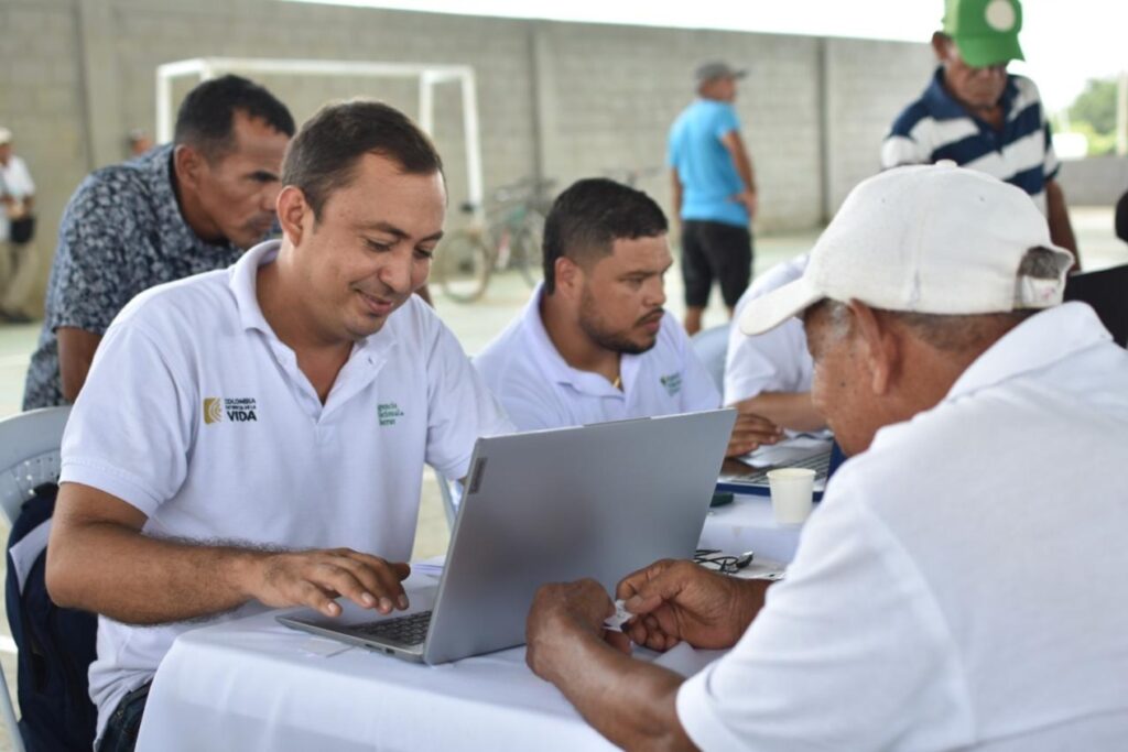 Funcionario de la ANT registrando a un campesino