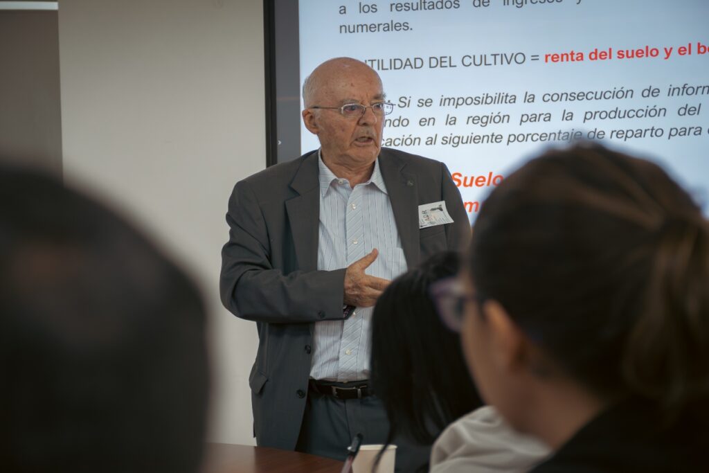 Oscar Ochoa asesor del IGAC comparte su experiencia con funcionarios de la ANT