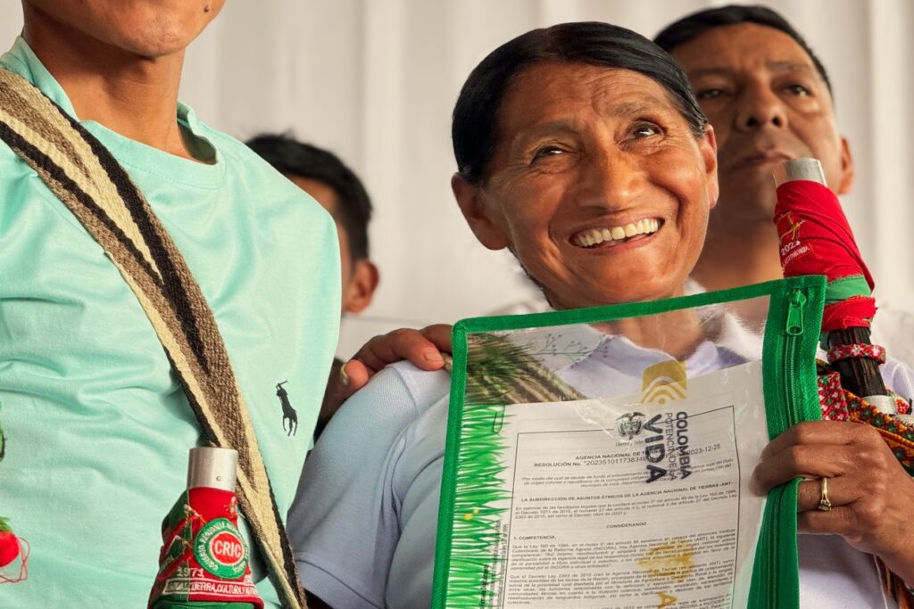 Campesina feliz por entrega de títulos en el departamento del Cauca por parte de la ANT
