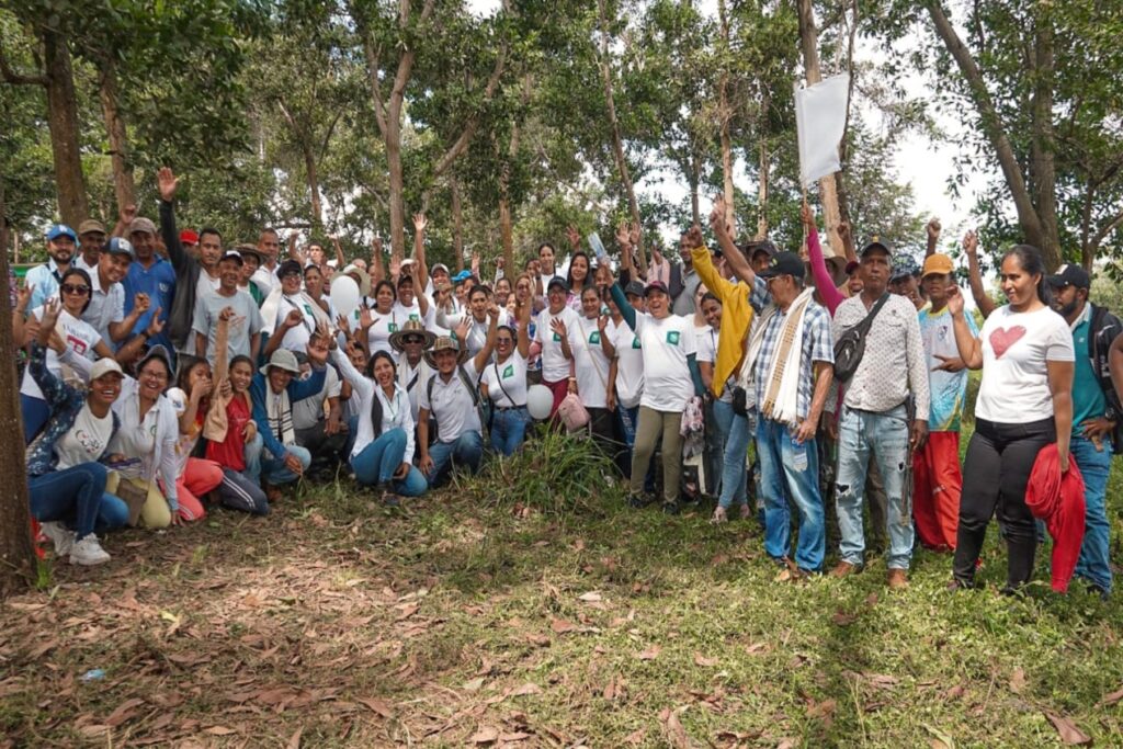Campesinos desplazados de Pueblo Nuevo Antioquia felices durante entrega de predio