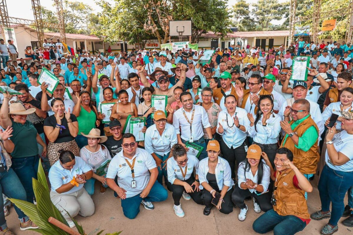Funcionarios de ANT en entrega de predios a familias campesinas víctimas del paramilitarismo