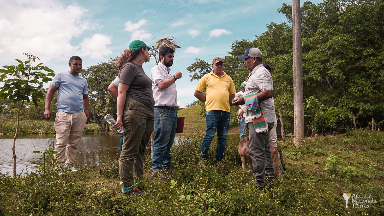 Grupo de personas de la agencia y campesinos reunidos en el campo