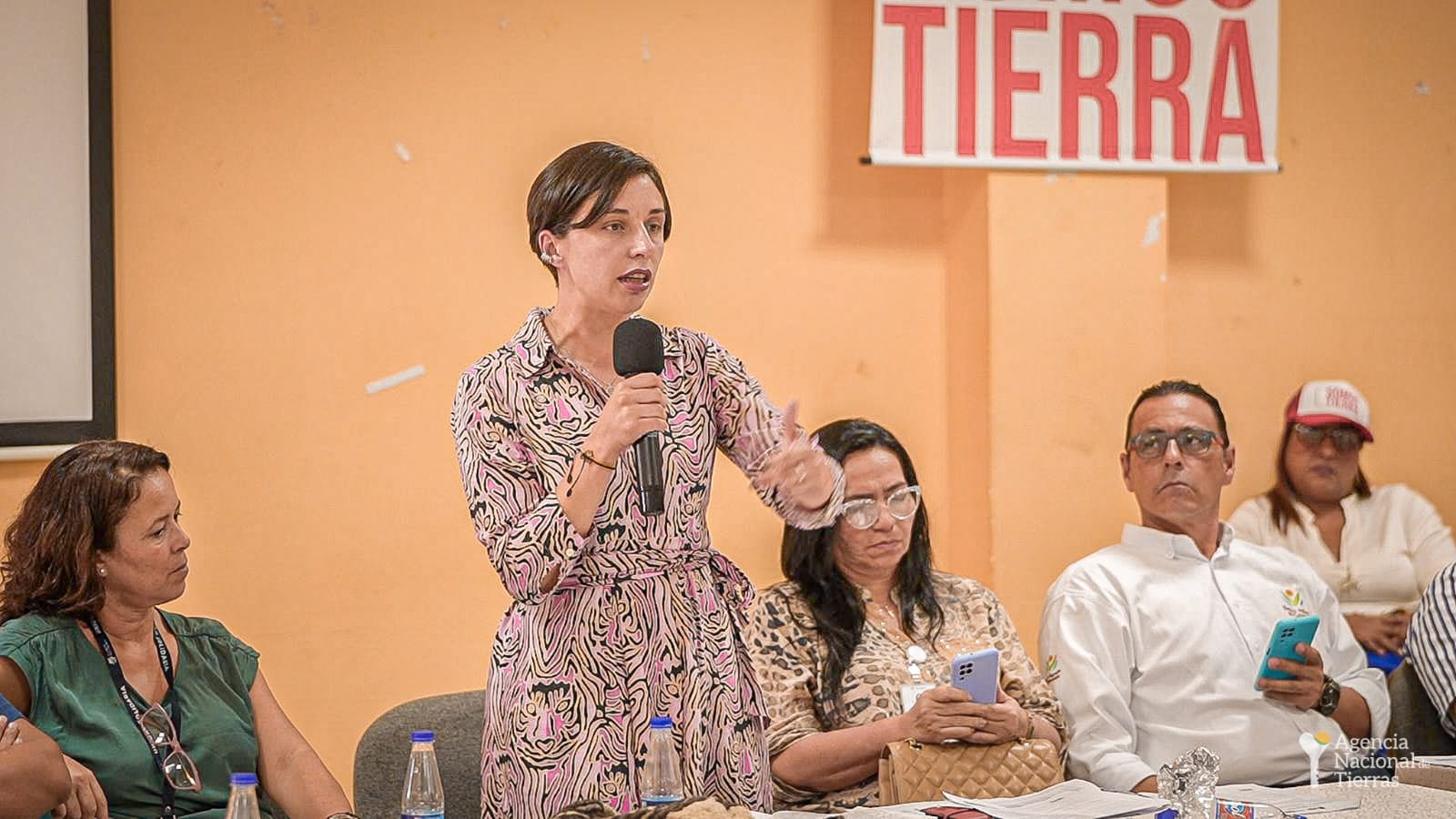 Ministra de agricultura en evento de entrega de tierras en cordoba