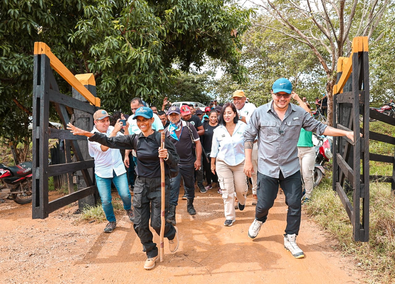 Director y equipo de la ant en predio recuperado