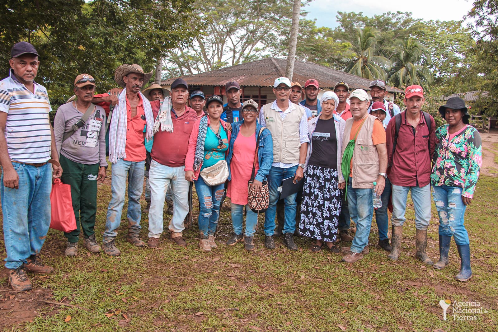 Familias durante entrega de predio Las Jaguas