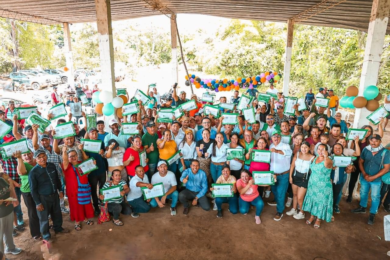 Funcionarios de ant con grupo de campesinos en entrega de tierras