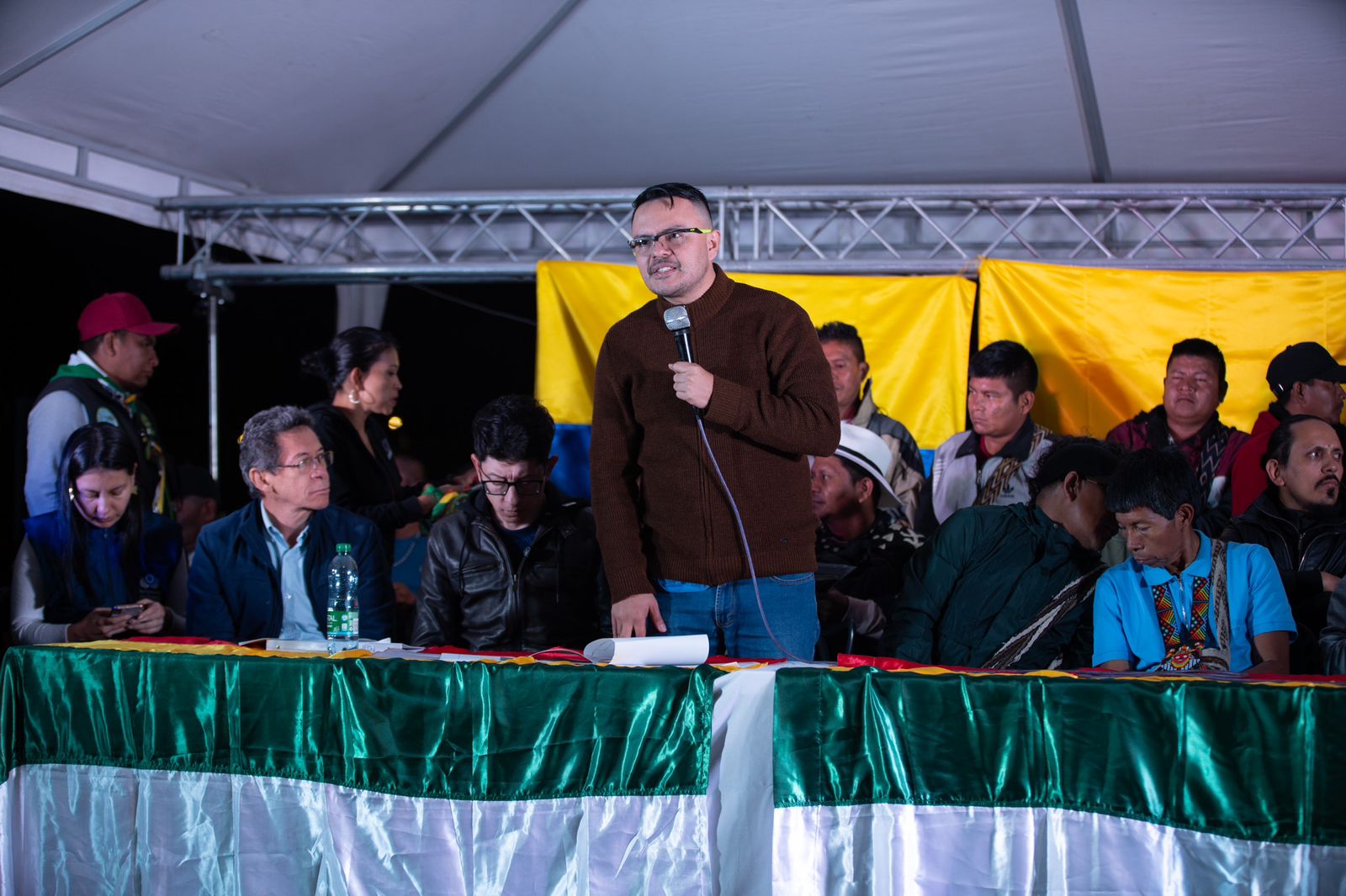 Director ant y representantes del gobierno formalizando acuerdo con lideres de comunidades Embera